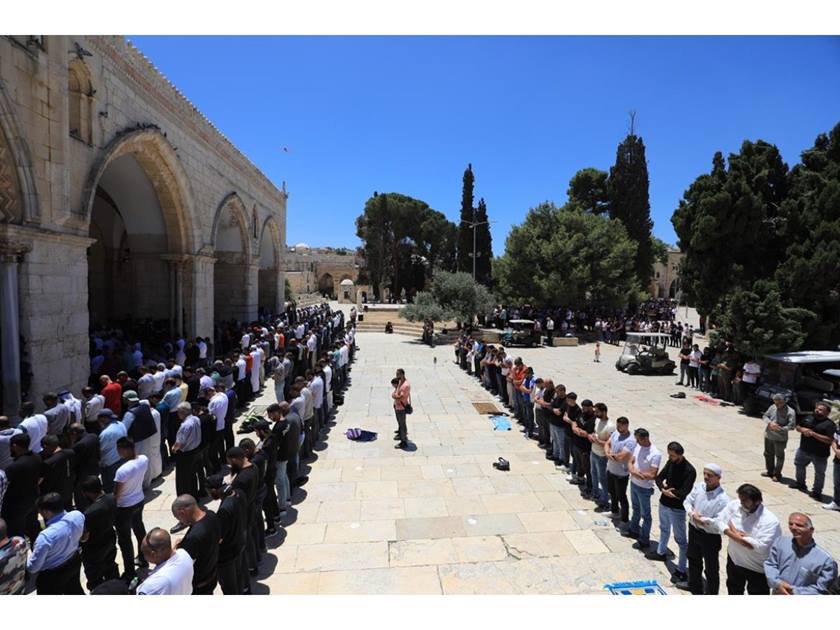 30 ألف فلسطيني .. أدوا صلاة الجمعة بالمسجد الأقصى - الخبر لايف