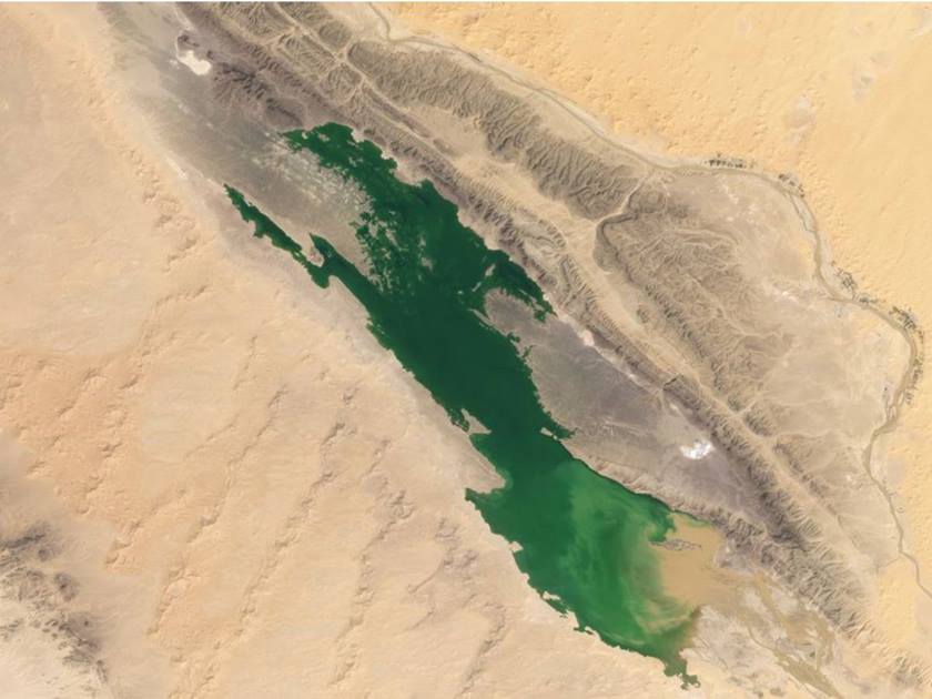 صور فضائية لـ «ناسا» .. تكشف عن بحيرة وسط الصحراء الكبرى
