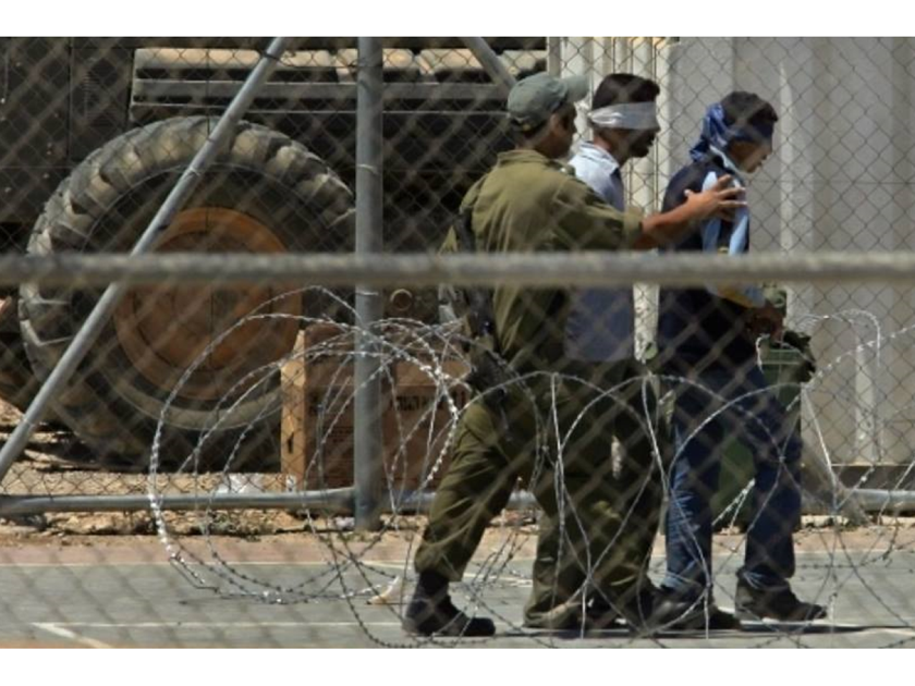 قوات الاحتلال الإسرائيلي .. تعتقل 30 فلسطينيا من الضفة الغربية