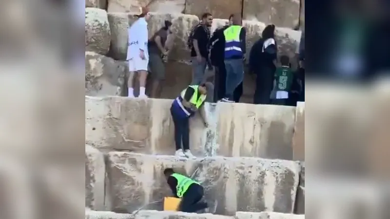 مطرقة وأزميل وكابل ... في سفح الهرم ...!!؟؟