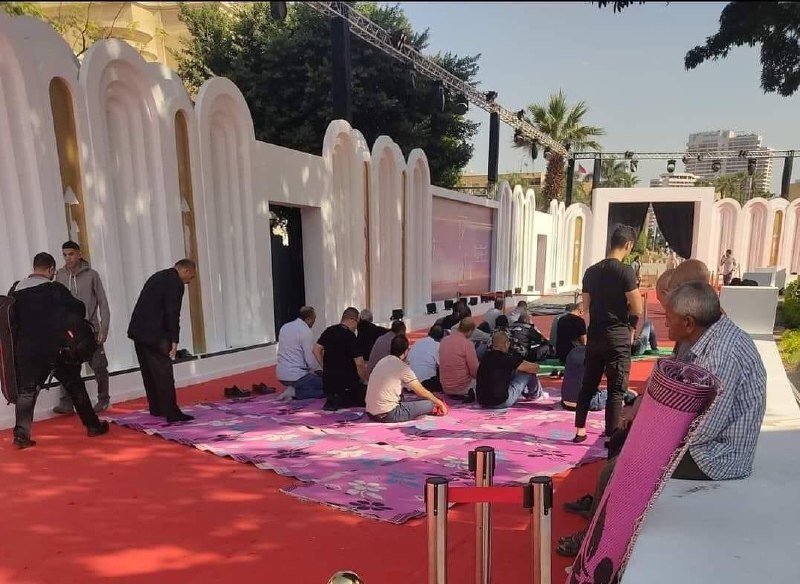 صلاة الجمعة بجوار السجادة الحمراء لمهرجان القاهرة السينمائى.. تثير الجدل