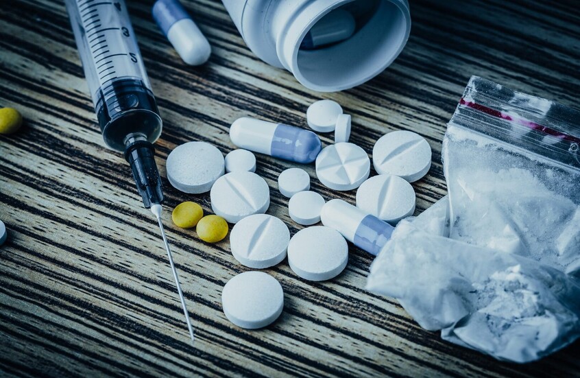 القبض على إعلامية شهيرة بالتجمع الخامس وبحوزتها مواد مخدرة