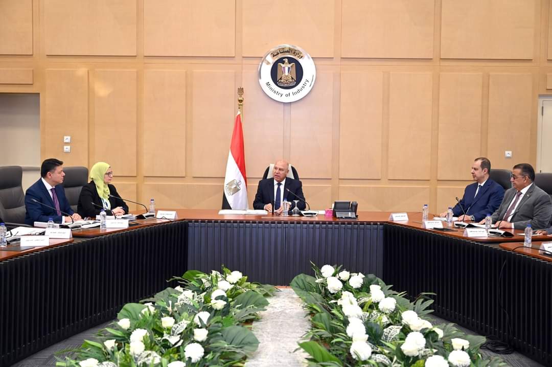 الوزير : العمل يجرى على قدم وساق لتنفيذ الخطة العاجلة للنهوض بالصناعة المصرية