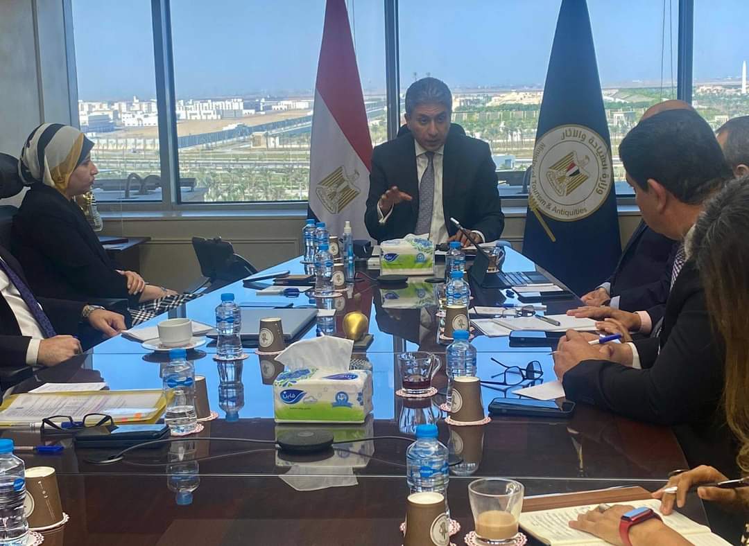 شريف فتحى يناقش خطة العمل لتطوير المنتجات السياحية