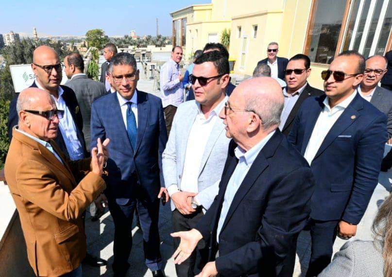 الشربينى : تطوير المنطقة المحيطة بالأهرامات بما يتماشى مع قيمتها التاريخية والأثرية