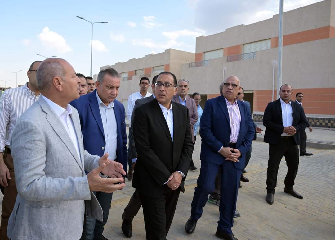 مدبولى يتفقد مشروع إنشاء مجمع "الورش الحرفية" و"السكن البديل" بالدويقة