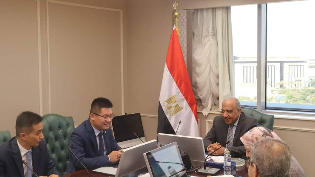 وزير الكهرباء يبحث مع هواوى الصينية توطين صناعة المهمات وكشف التلاعب فى معدلات الاستهلاك 