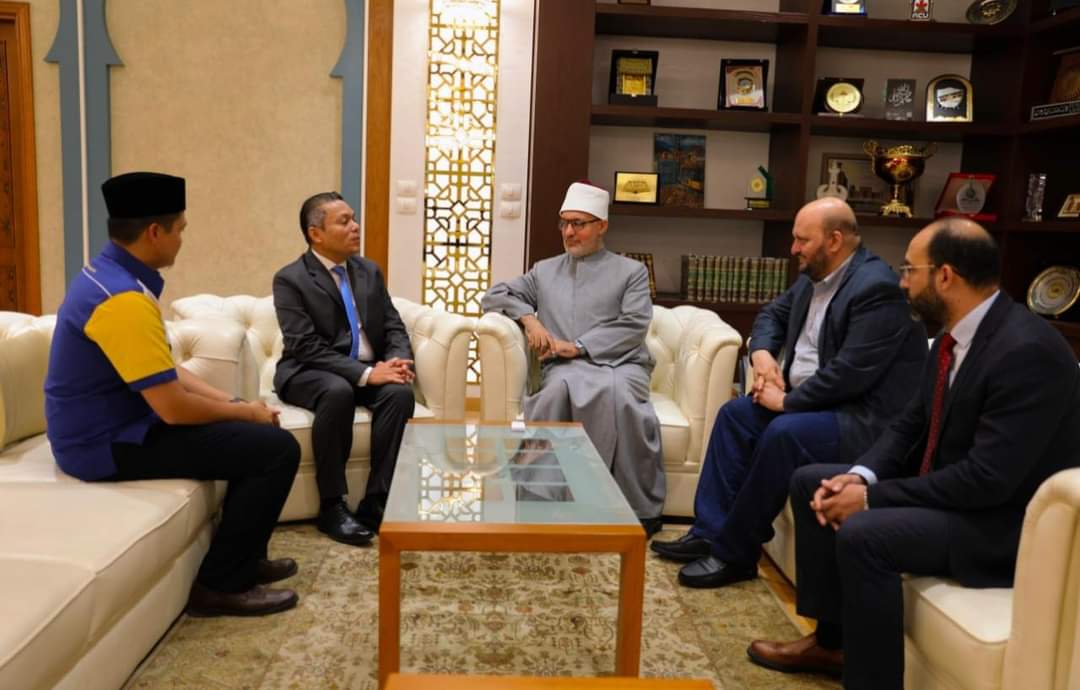د. عياد يبحث مع سفير ماليزيا تأهيل المفتين ومواجهة الفكر المتطرف