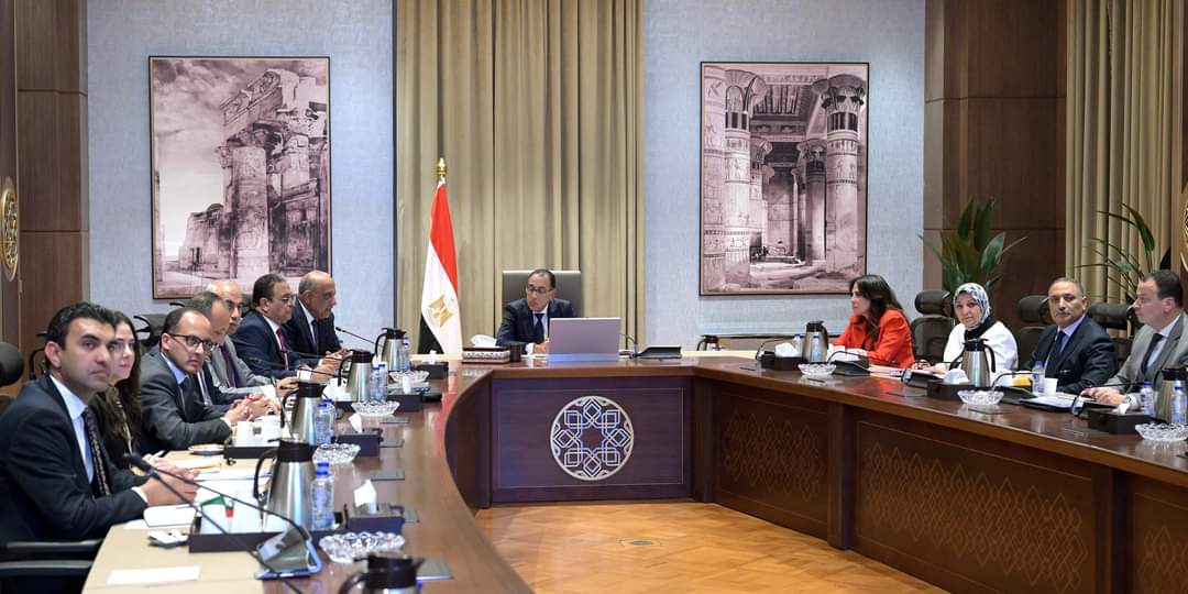 مدبولى يستعرض مع وزير الكهرباء موقف مشروعات الطاقة الجديدة والمتجددة طبقاً لرؤية 2040