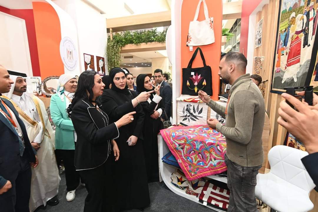 مايا مرسى ووزيرة التنمية الاجتماعية والأسرة بقطر يتفقدان معرض "ديارنا"