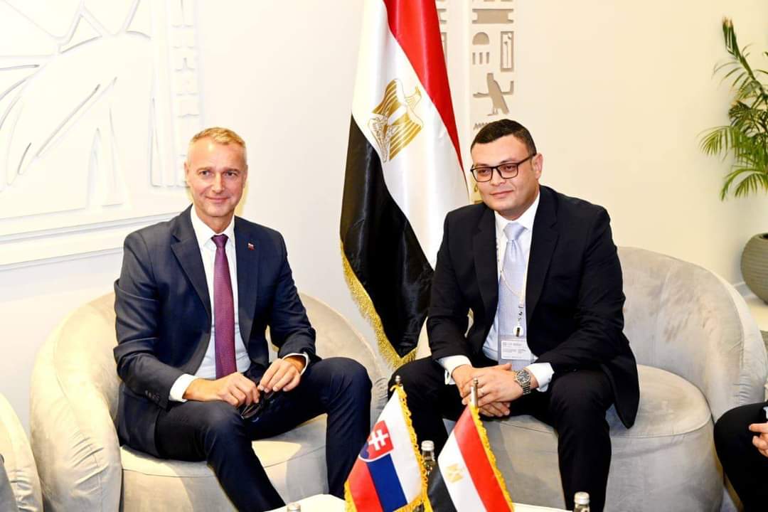 وزير الإسكان يعرض الفرص الاستثمارية بالمدن الجديدة على وزير الاستثمار والتطوير الإقليمى بسلوفاكيا