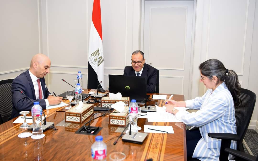 وزير الخارجية يعقد لقاءً افتراضياً مع رئيس المنتدى الاقتصادى العالمى