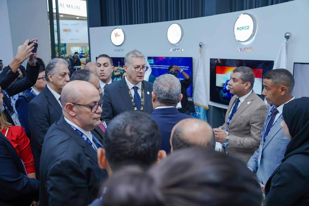بدوى يتفقد جناح قطاع البترول بمعرض أديبك 2024 