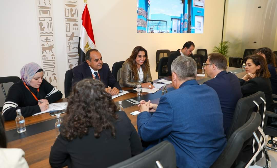 وزيرة التنمية المحلية تبحث مع وفد بافاريا الألمانية وممثل مؤسسة هانس زايدل مجالات التعاون المشترك