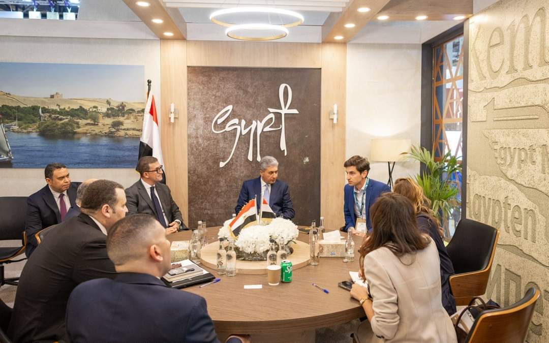 وزير السياحة يلتقى مسئولى مجموعة من كبرى شركات الطيران.. بلندن