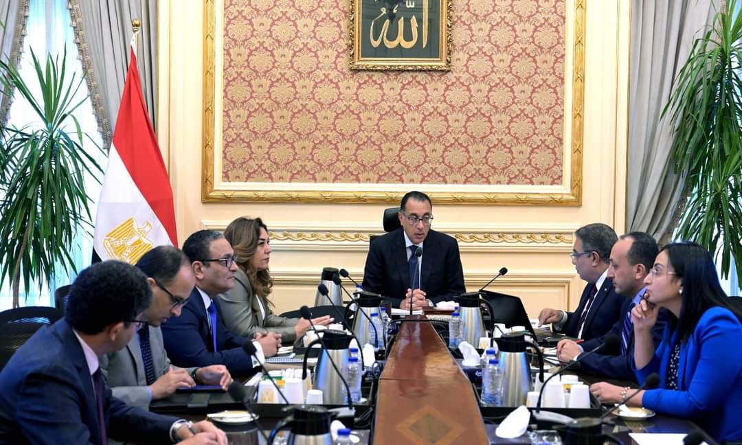 رئيس الوزراء يستعرض مع محافظ الدقهلية تنفيذ المشروعات التنموية والخدمية