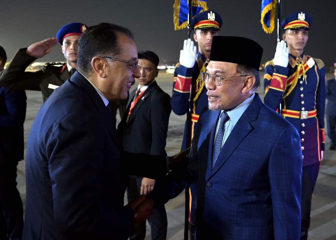 رئيس الوزراء يستقبل نظيره الماليزى بمطار القاهرة الدولى 