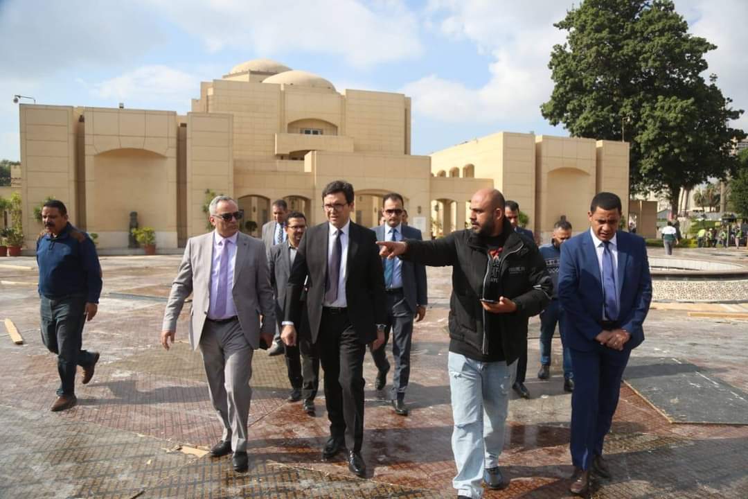  وزير الثقافة يتفقد التجهيزات الجارية لافتتاح مهرجان القاهرة السينمائى