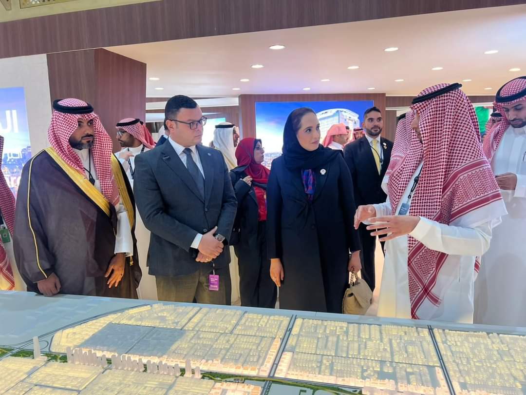 وزير الإسكان يعرض الفرص الاستثمارية المتاحة بمختلف أنواعها بالمدن الجديدة