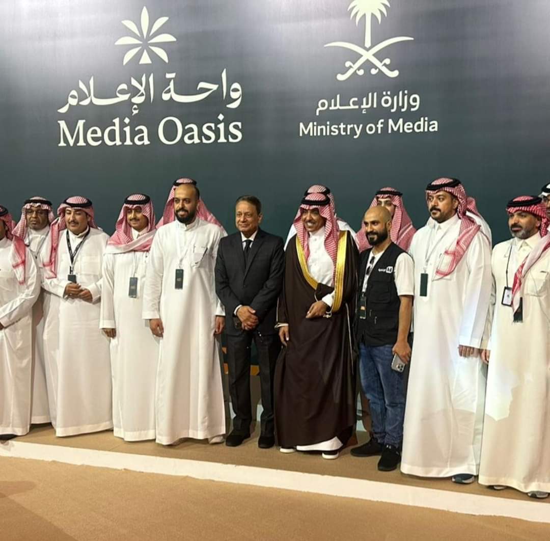 كرم جبر يهنئ وزير الإعلام السعودى بنجاح القمة العربية الإسلامية