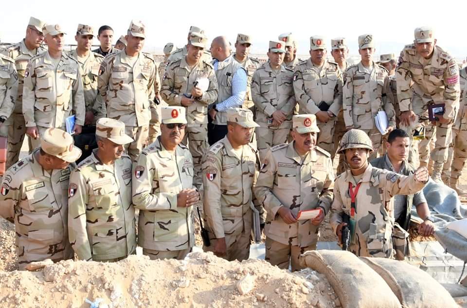 الفريق أحمد خليفة يطمئن على جاهزية عناصر القوات المسلحة المتمركزة شرق القناة