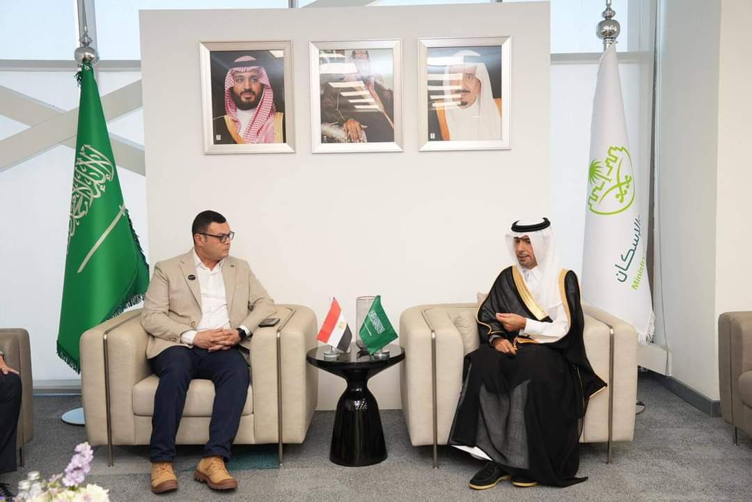 وزير الإسكان يبحث مع نظيره السعودى تعزيز التعاون فى التنمية العمرانية