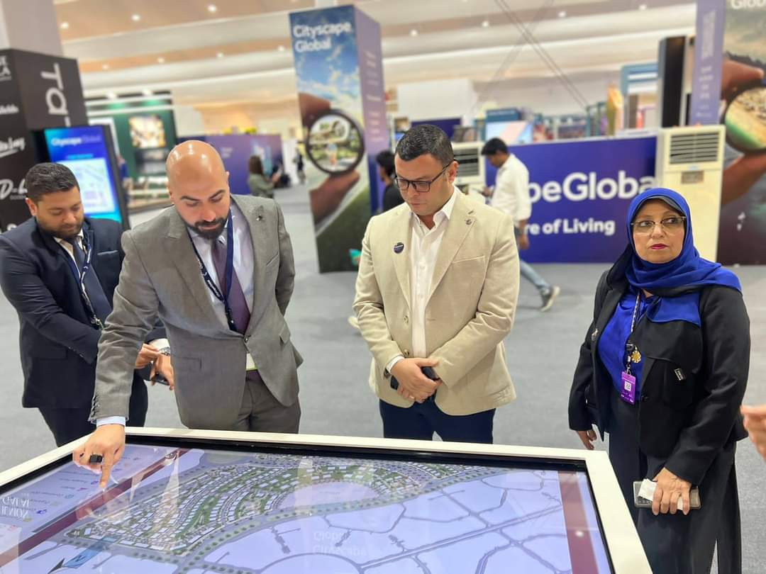 وزير الإسكان يتفقد الجناح المصرى بمعرض سيتى سكيب بالرياض