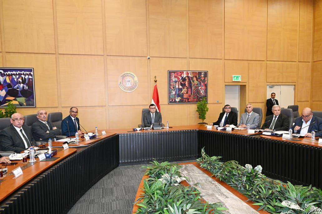 وزير الإسكان يستعرض الجهود المبذولة لتوطين الصناعات ذات الصلة بقطاع المرافق 
