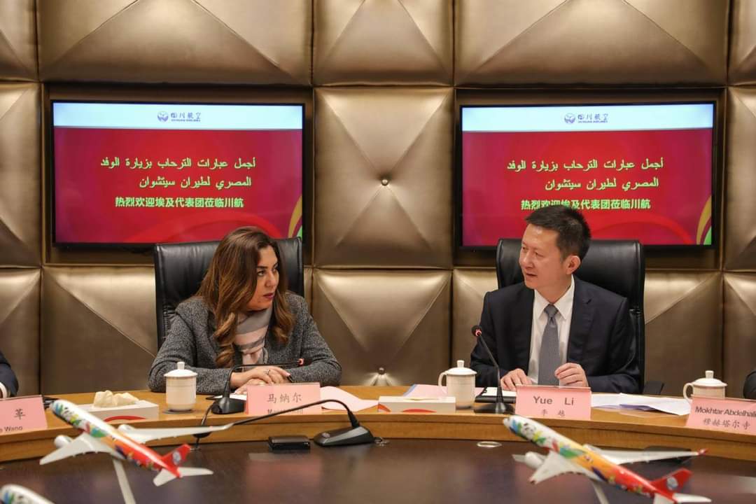 وزيرة التنمية المحلية يبحث مع رئيس شركة سيتشوان للطيران تشغيل الرحلات السياحية إلى القاهرة والأقصر  