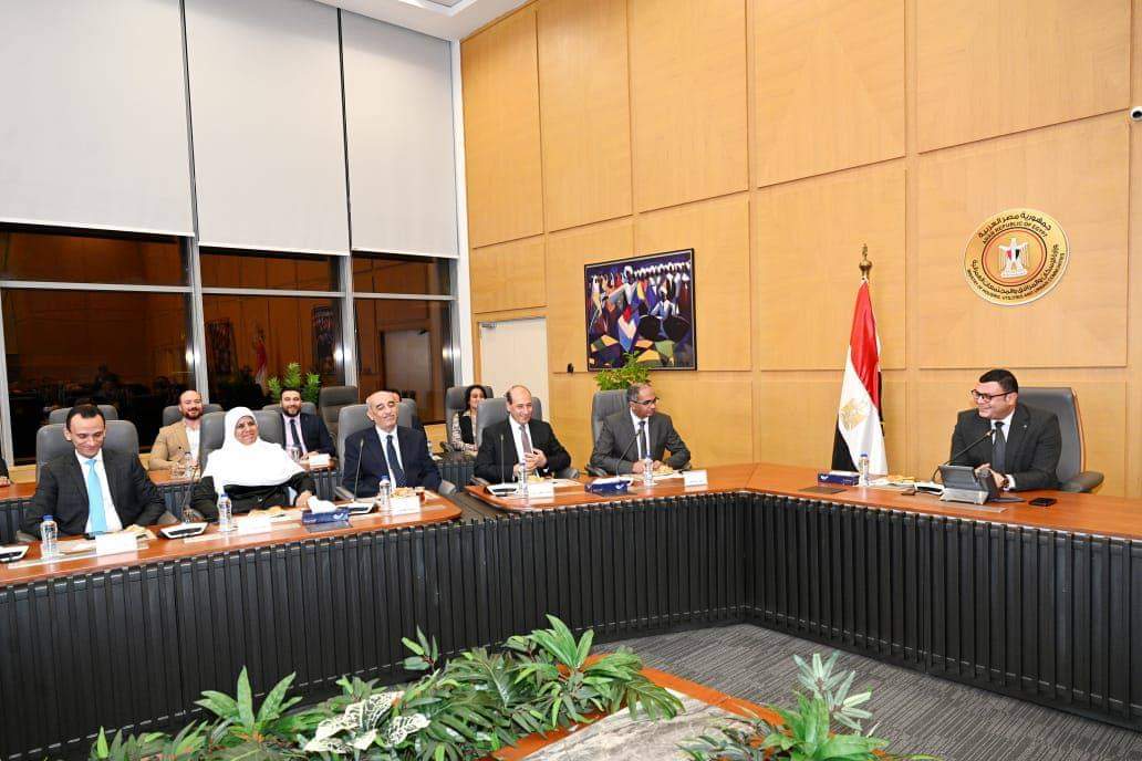 وزير الإسكان يكرم مجموعة عمل فعاليات المنتدى الحضرى العالمى