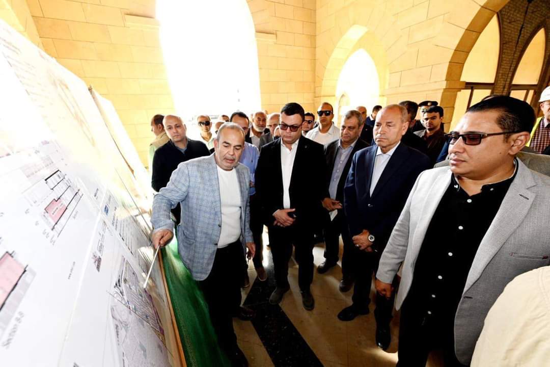وزير الإسكان ومحافظ القاهرة يتفقدان مشروع تطوير "منطقة سور مجري العيون"
