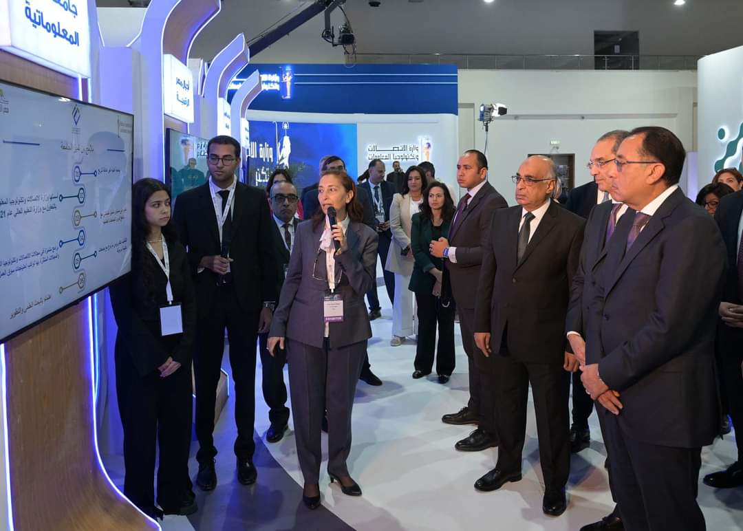 رئيس الوزراء يستعرض جهود تحقيق التحول الرقمى ومجموعة من الخدمات الحكومية
