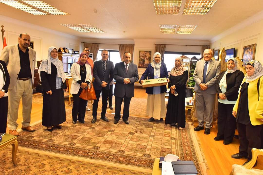 محافظ أسيوط يكافئ أطباء وأطقم تمريض بمستشفى الغنايم المركزى