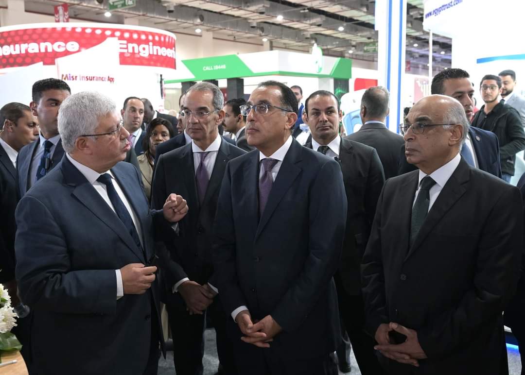 رئيس الوزراء يتفقد جناح وزارة التعليم العالي والبحث العلمى