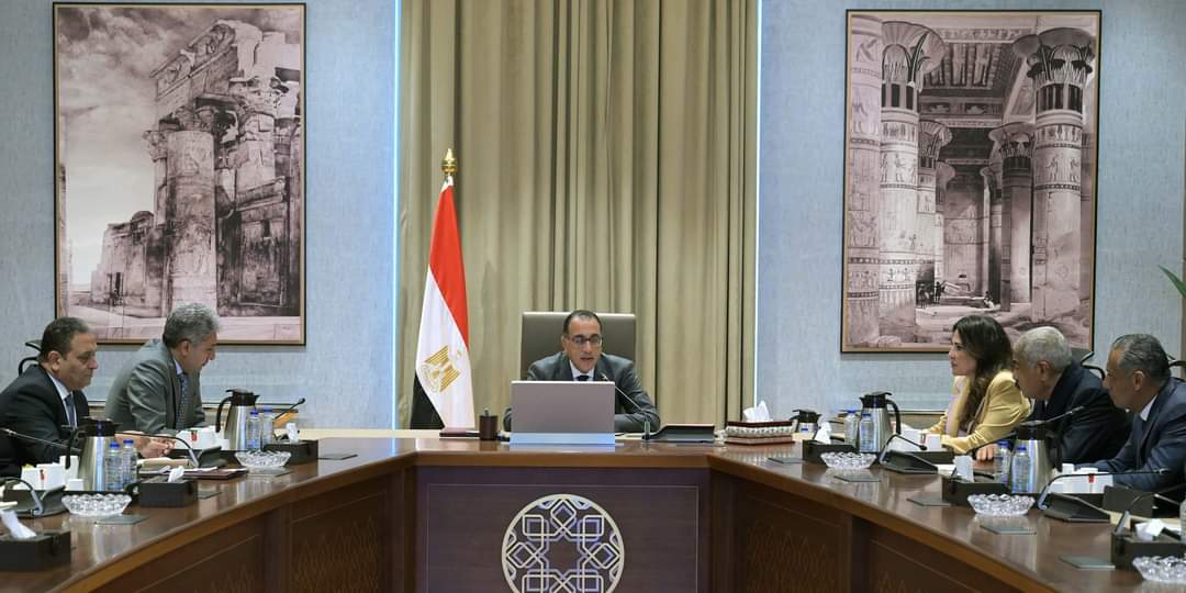 رئيس الوزراء يبحث جهود النهوض بقطاع السياحة