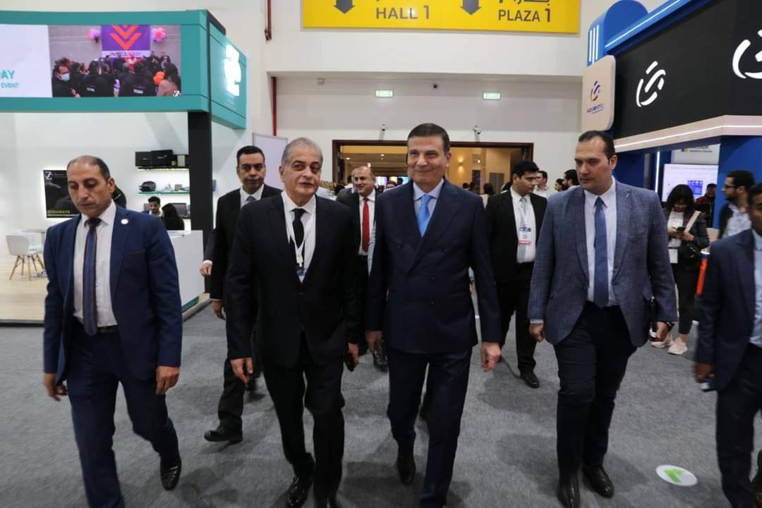 وزير الزراعة يتفقد أجنحة المعرض والمؤتمر الدولى للتكنولوجيا "كايرو آى سى تى"