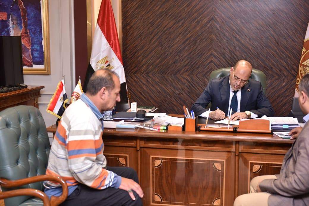 وزير العمل ينتصر لحق الطاهر.. ويعاقب موظف مكتب عمل القاهرة المتطاول 