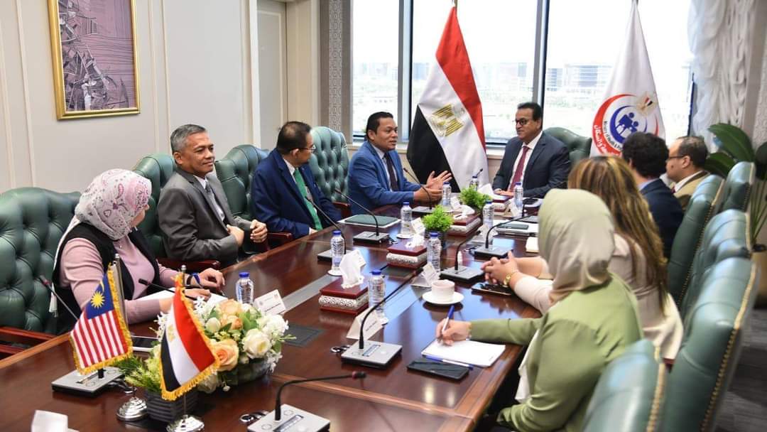 عبد الغفار يبحث تعزيز التعاون الصحى مع السفير الماليزى