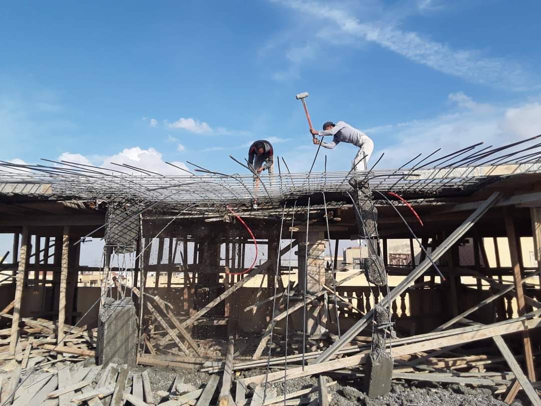 حملات لإزالة مخالفات البناء والإشغالات بمدن الشروق والسادات وبدر 