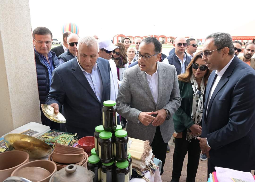 رئيس الوزراء يتفقد القرية التراثية بالخارجة .. ومعرض "أيادى مصر"
