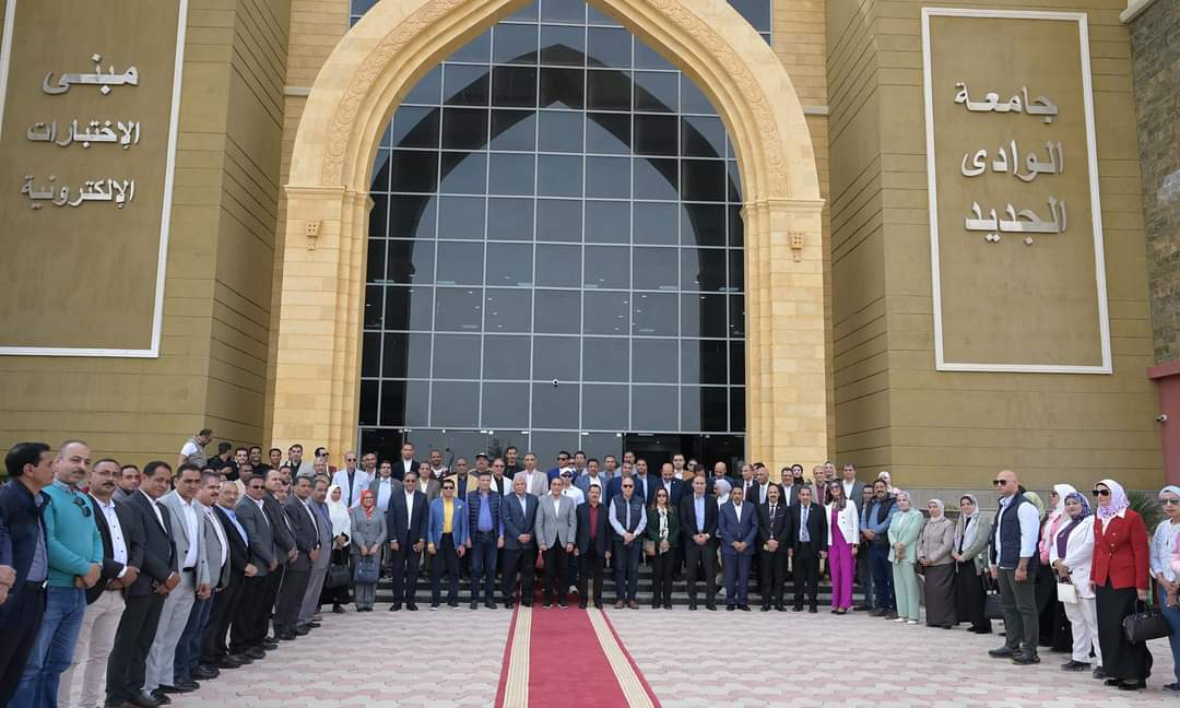 رئيس الوزراء يتفقد جامعة الوادى الجديد