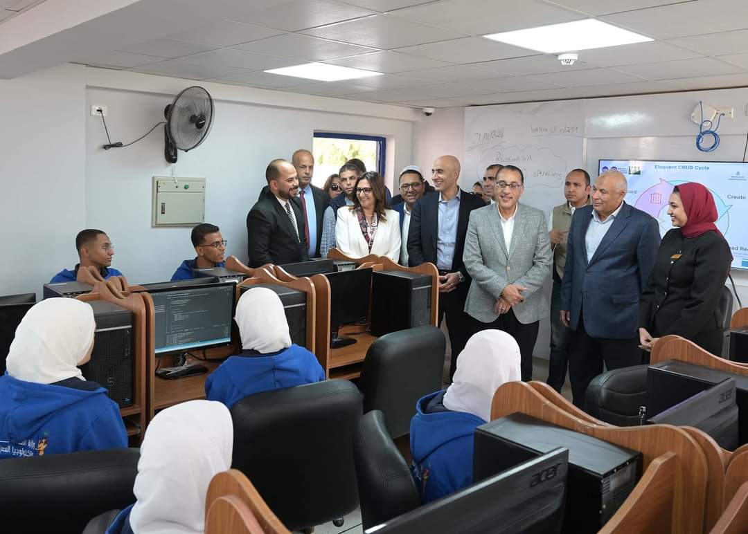 رئيس الوزراء يتفقد "مدرسة WE للتكنولوجيا التطبيقية بالوادى الجديد