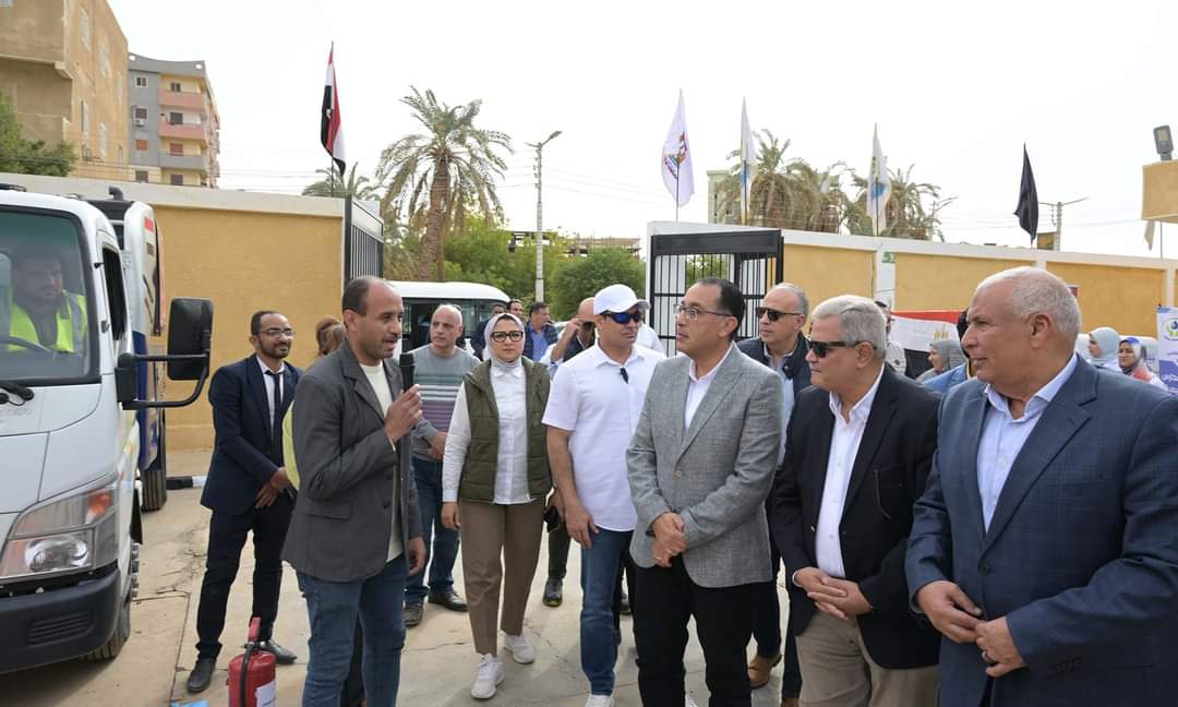 رئيس الوزراء يتفقد اصطفاف معدات مياه الشرب والصرف الصحى بالخارجة