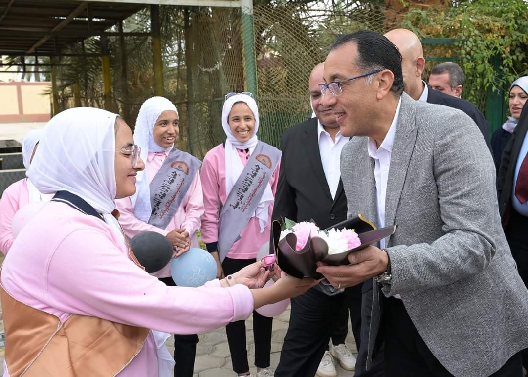 رئيس الوزراء يتفقد "مدرسة نجيب محفوظ الثانوية بنات" بالخارجة