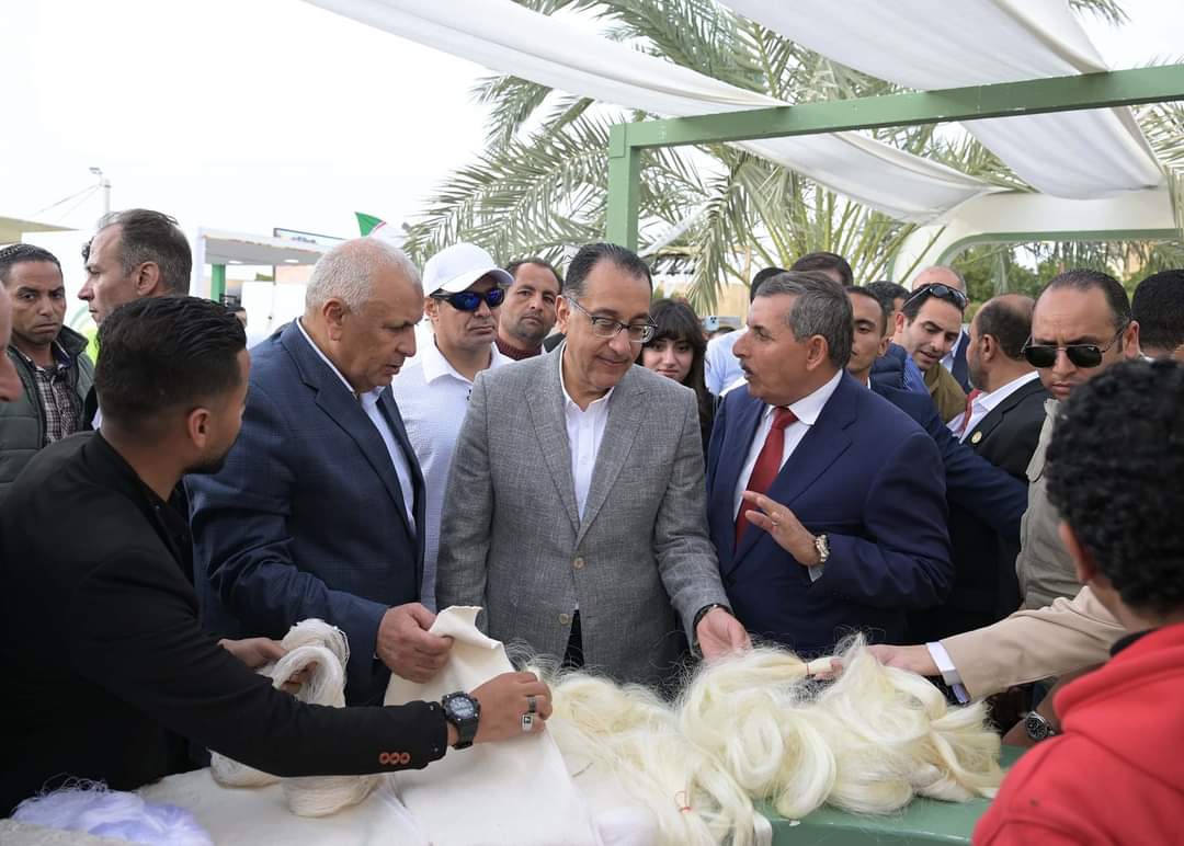 رئيس الوزراء يفتتح معرض الوادى الجديد الزراعى..فى ختام زيارته للمحافظة