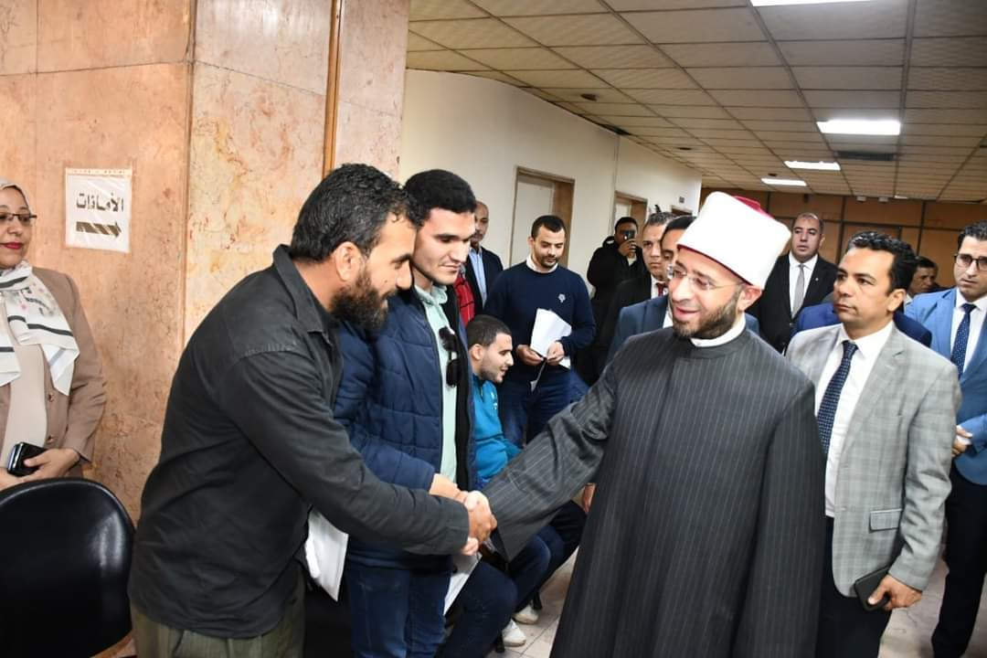 وزير الأوقاف يتفقد أعمال امتحان المتقدمين فى مسابقة شغل 1000 وظيفة إمام ومدرس وخطيب