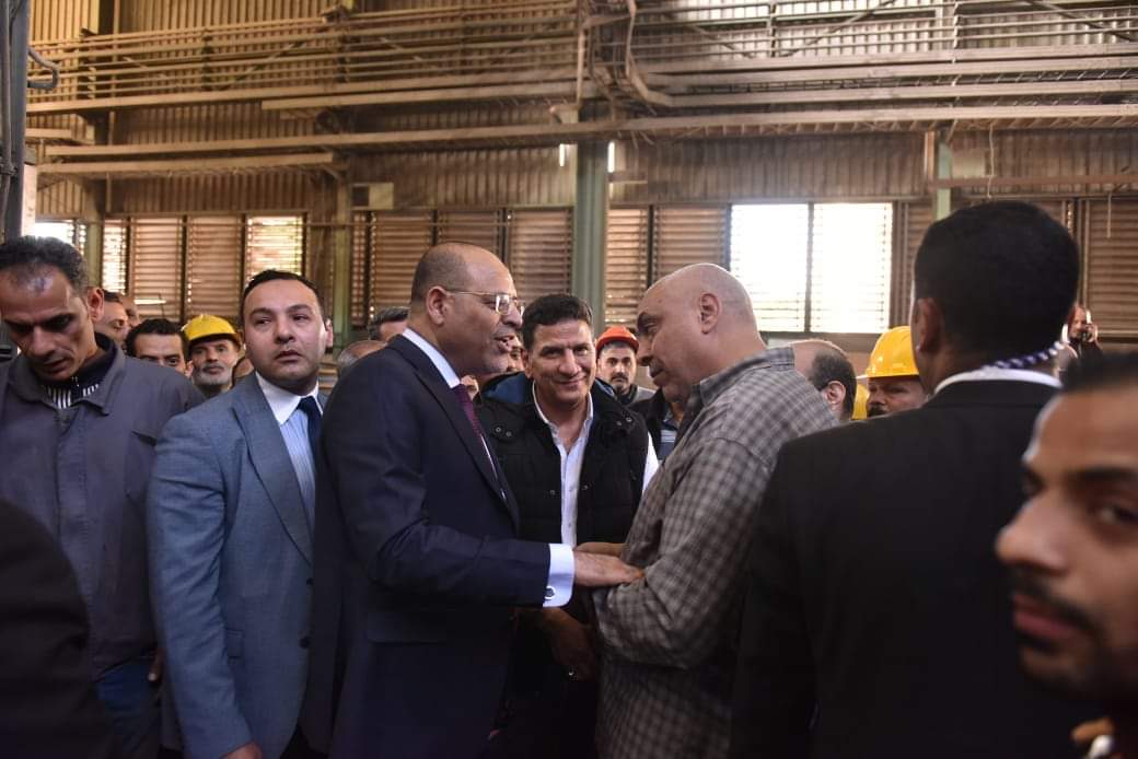 وزير العمل يزور شركة النصر للمسبوكات ..ويعلن : صرف أجور العمال من صندوق إعانات الطوارئ
