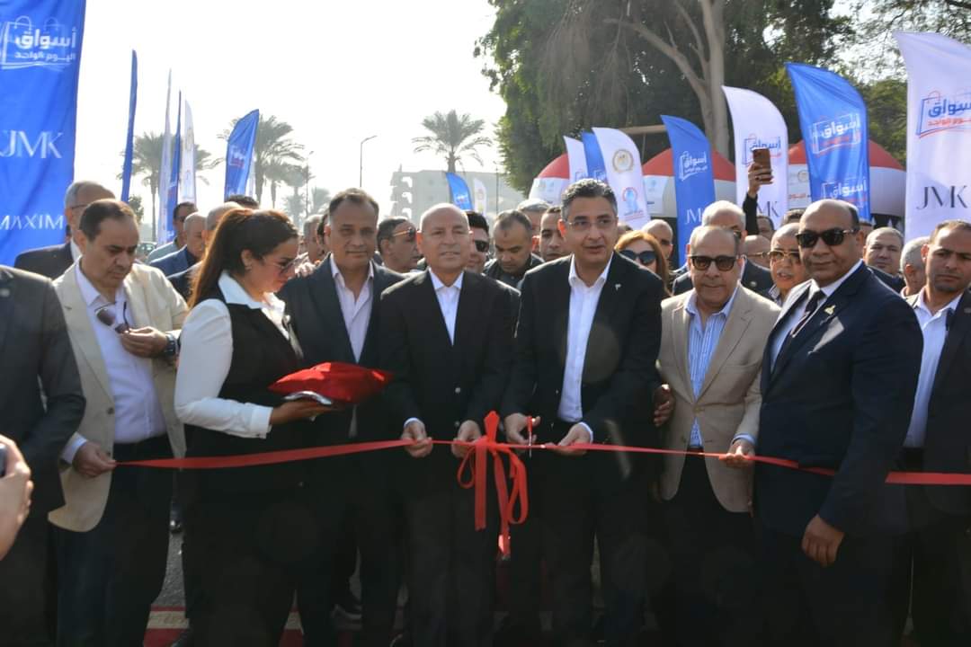 وزير التموين يفتتح “سوق اليوم الواحد” فى حلوان