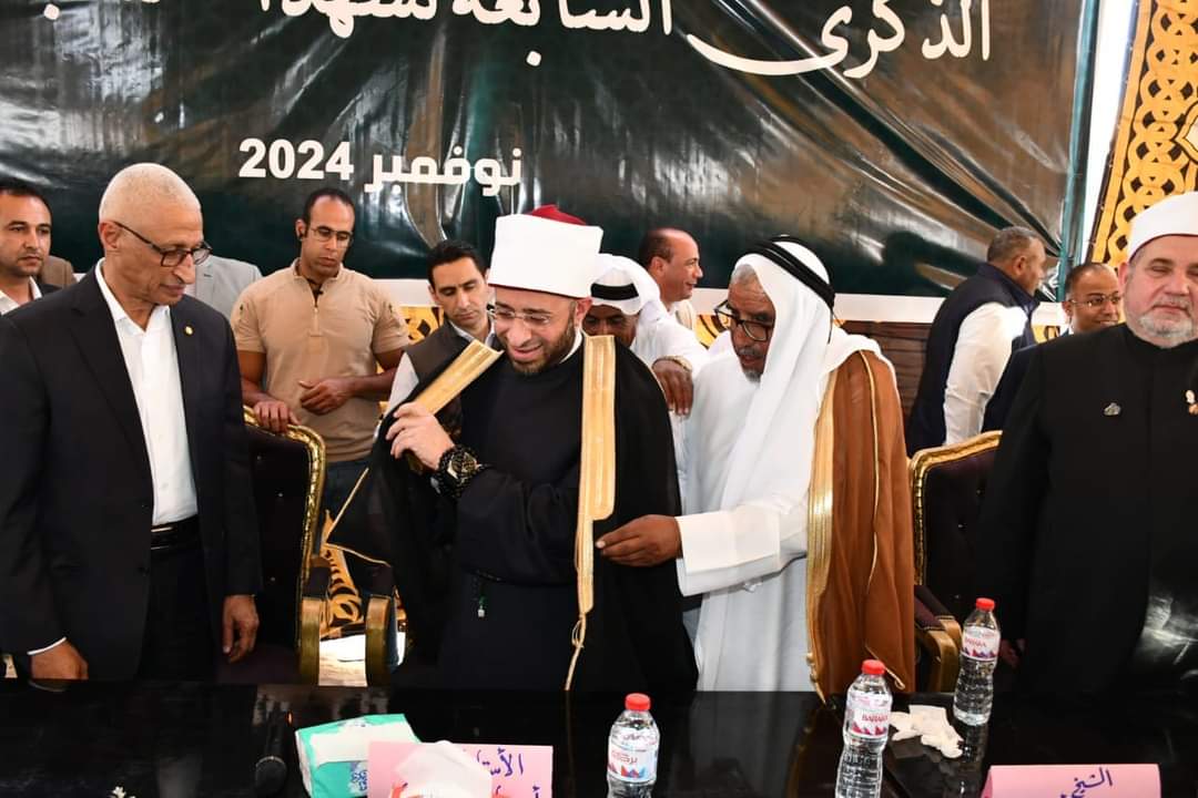 تقليد وزير الأوقاف العباءة السيناوية.. ودرع محافظة شمال سيناء