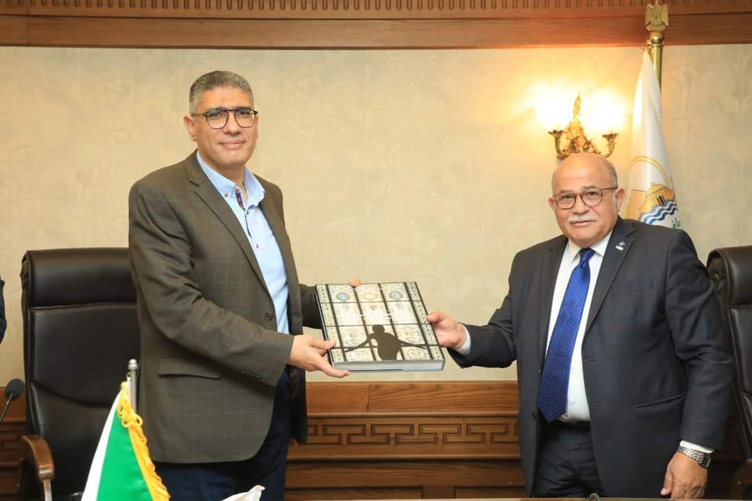 محافظ الجيزة يناقش مع طلاب "الفنون الجميلة" بجامعة الإسكندرية مشروع تخرجهم
